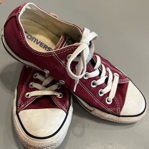 Maroon converse women’s 8 men’s 6